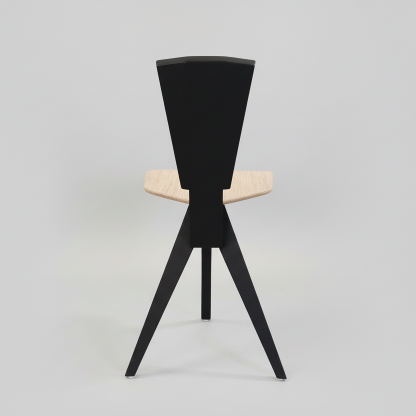 Stoel in vuren 'Fineline' en zwart gebeitste beuk