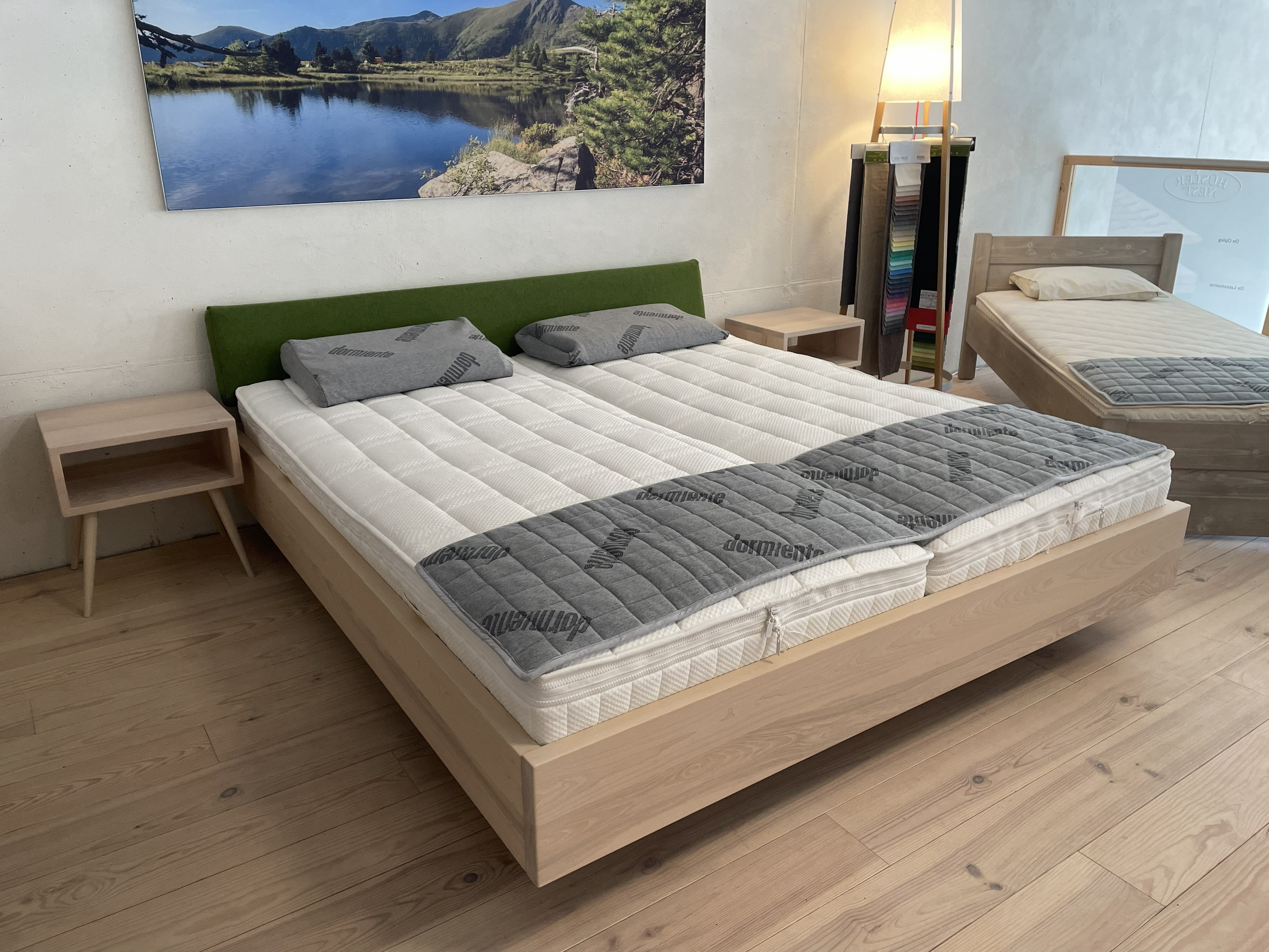 Bed in es, met hoofdbord in wolvilt, 180x200 cm