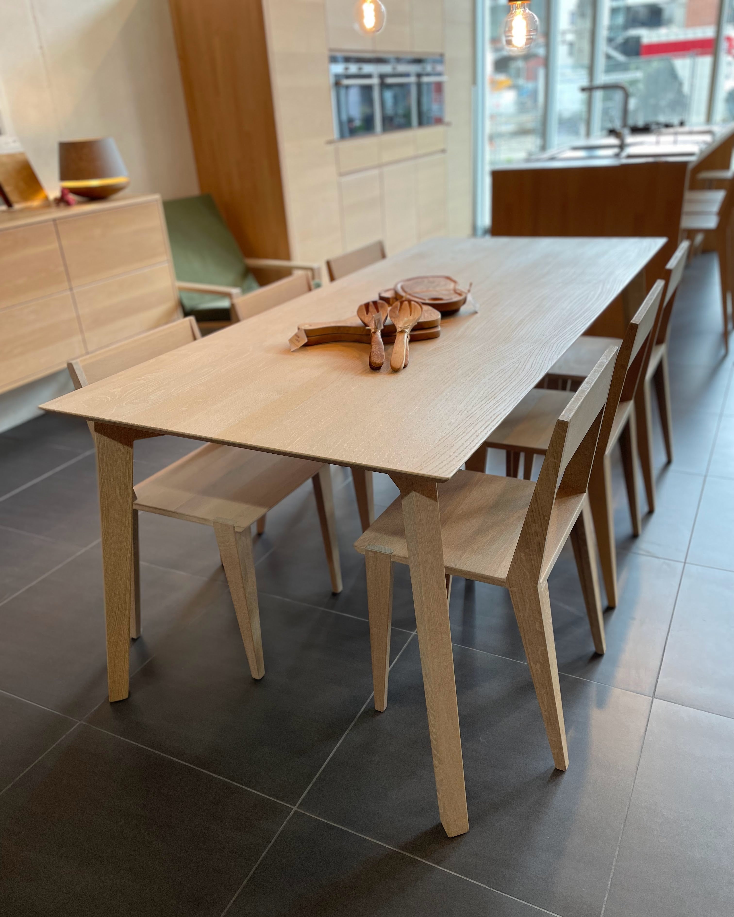 Eettafel en stoelen in eik