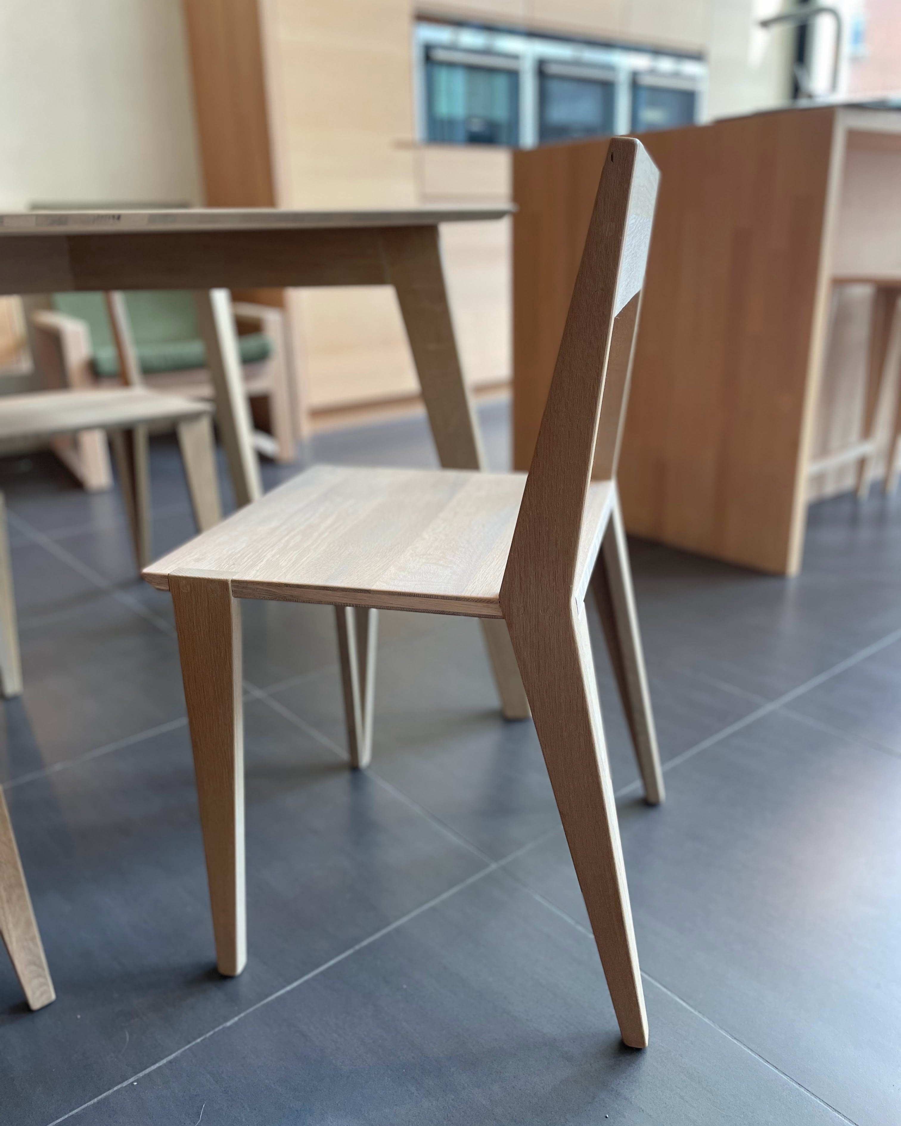 Eettafel en stoelen in eik