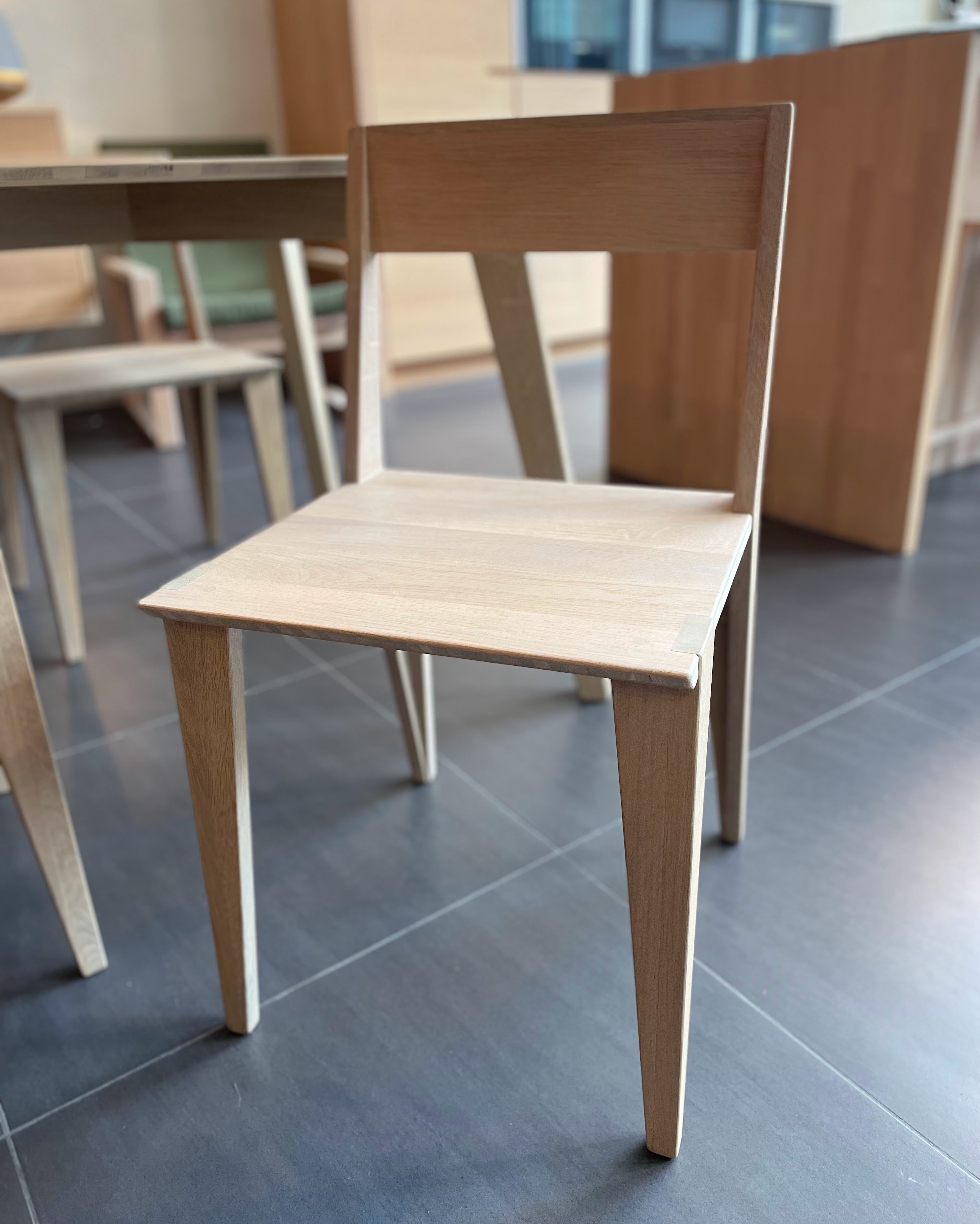 Eettafel en stoelen in eik