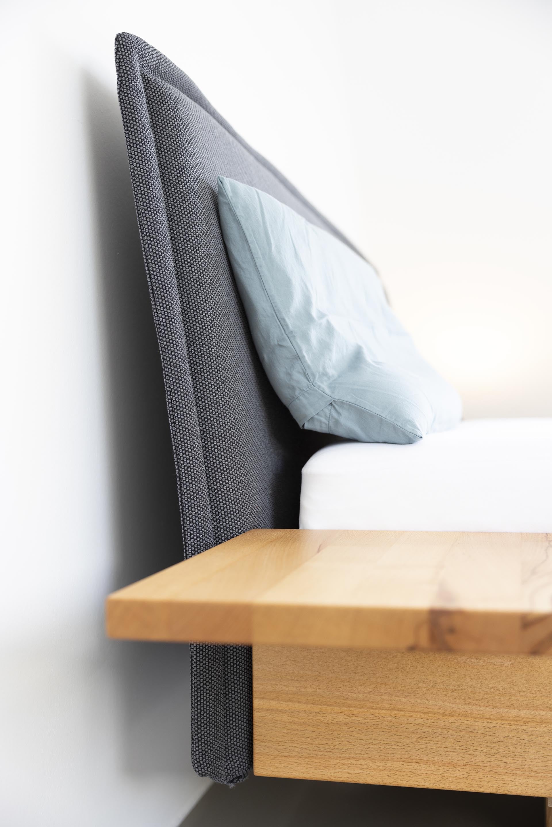 Onira bed met gestoffeerd hoofdbord