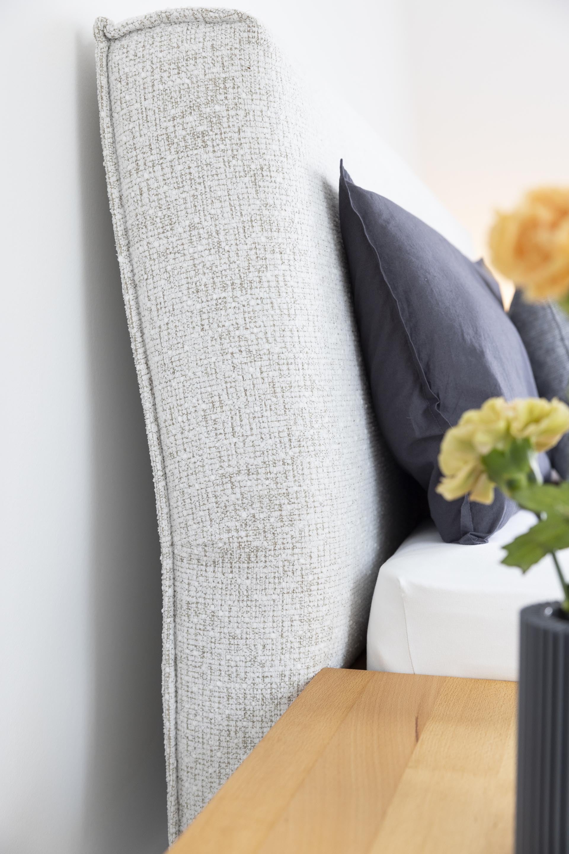 Onira bed met gestoffeerd hoofdbord