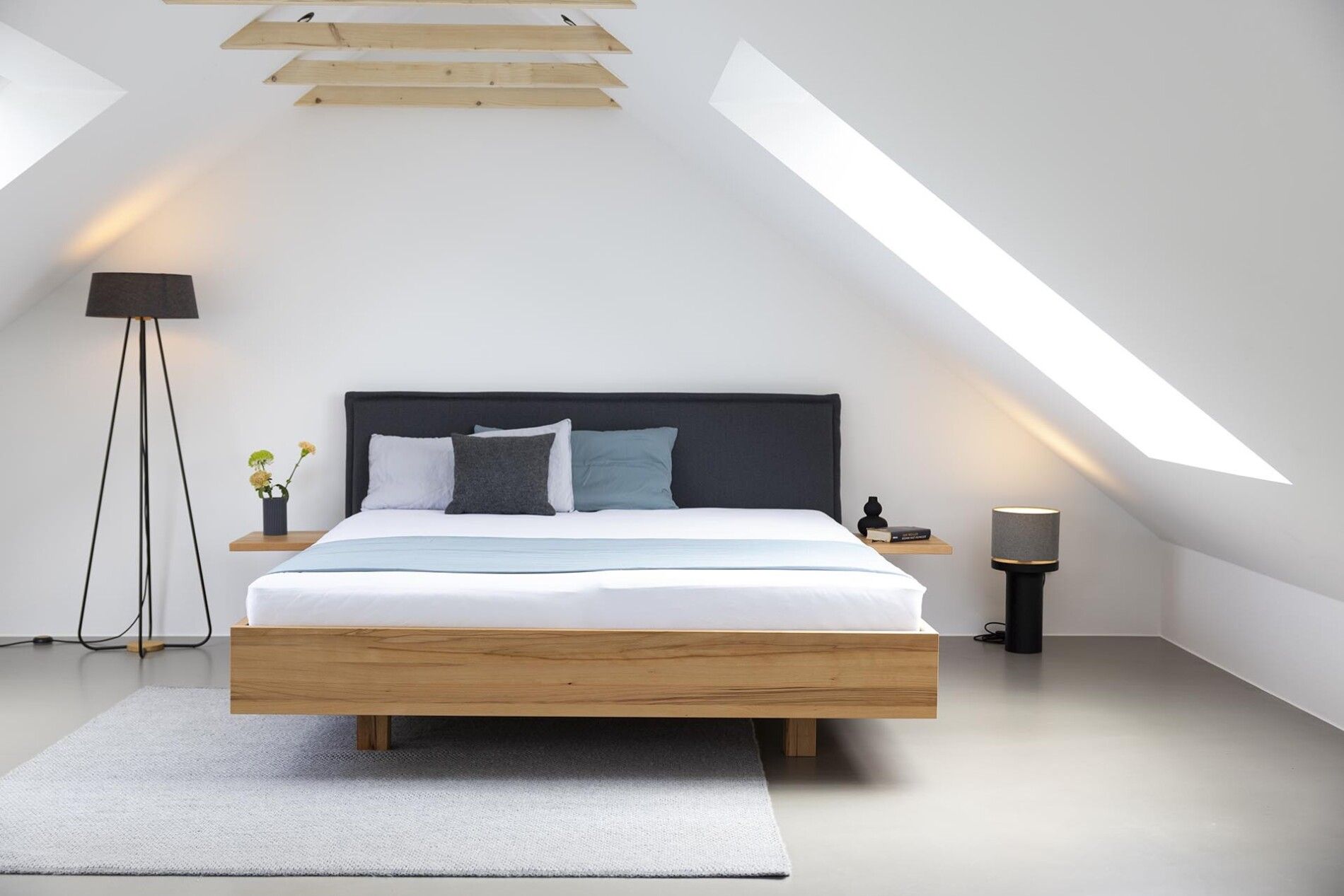 Onira bed met gestoffeerd hoofdbord