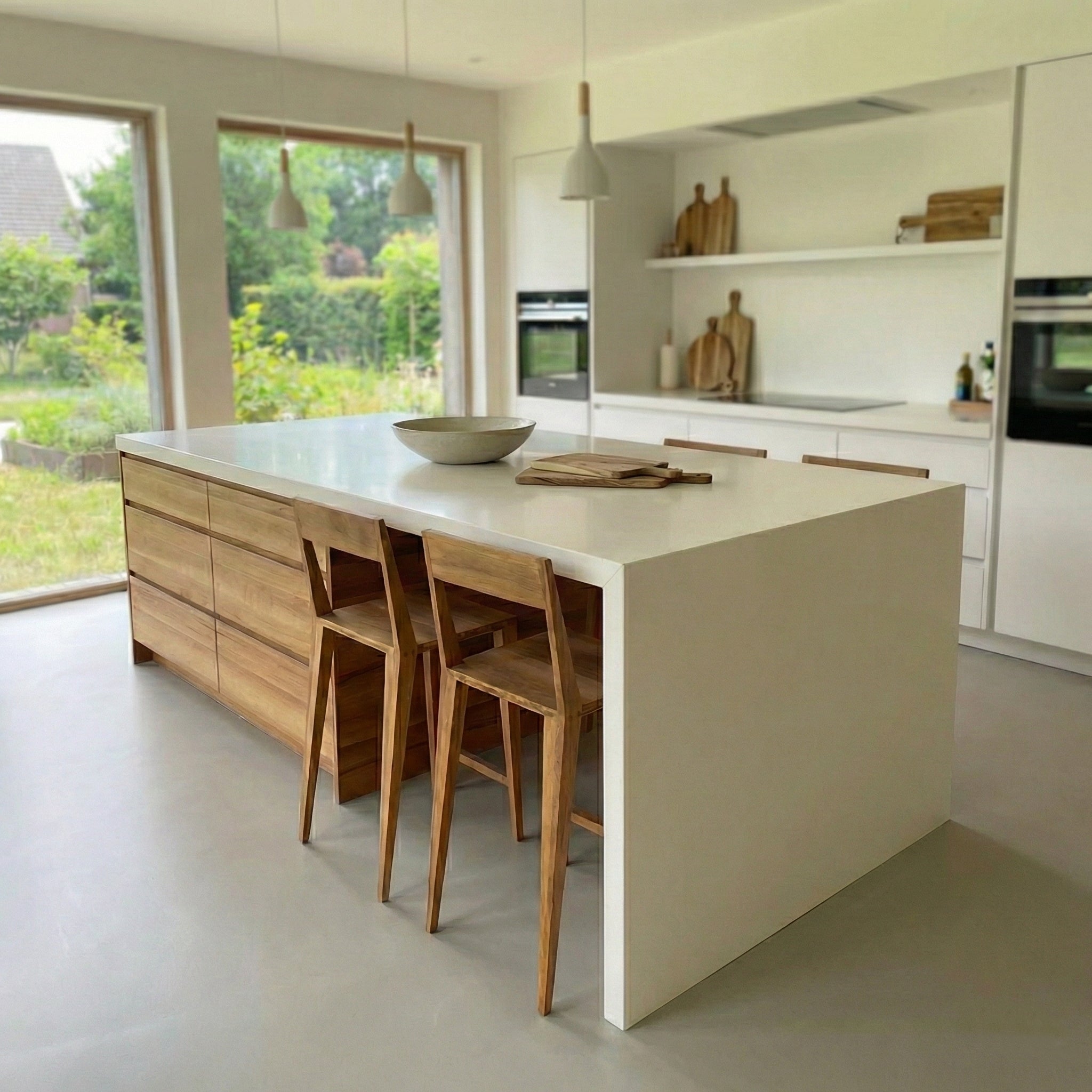 Keukeneiland in notelaar met Silestone werkblad en 4 krukjes