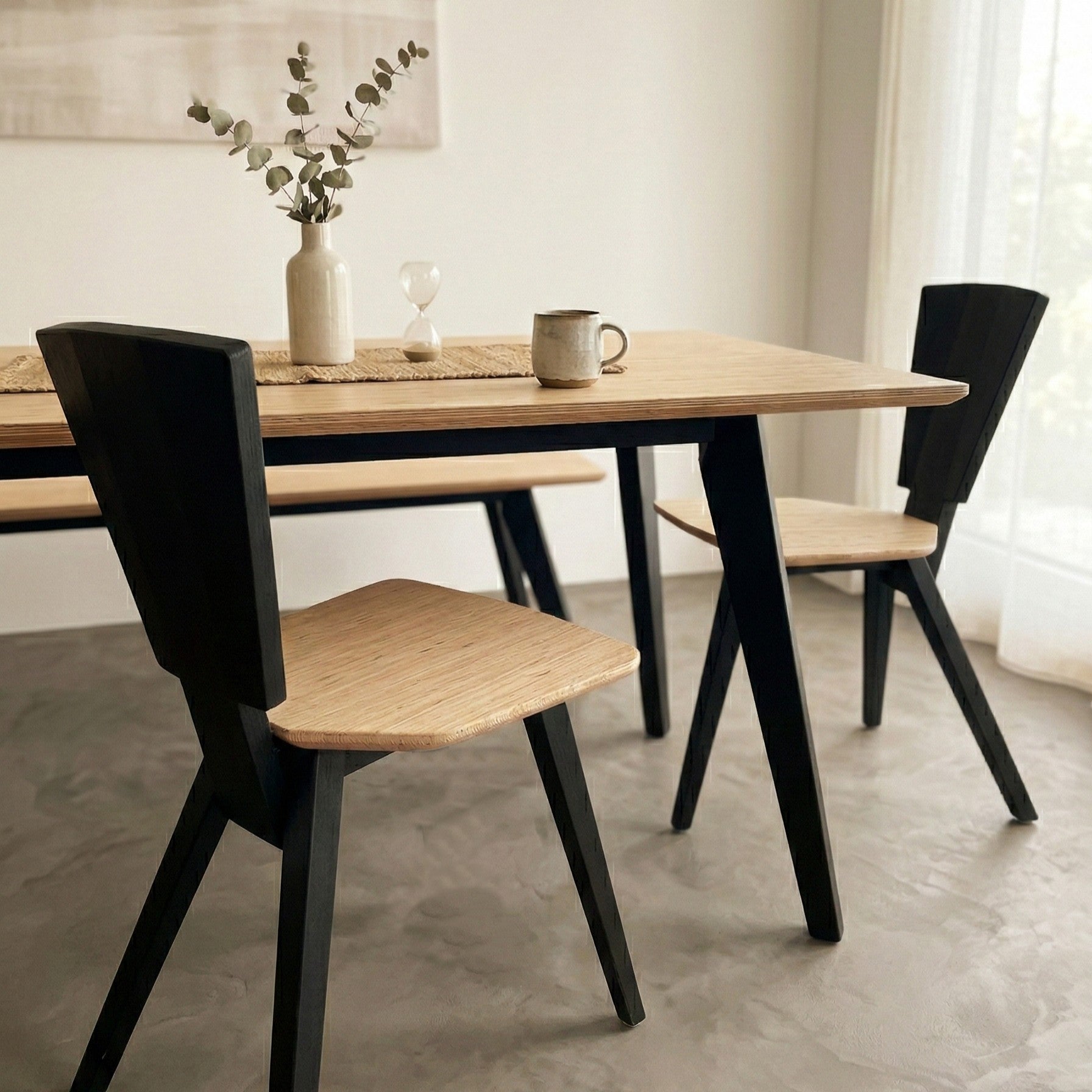 Stoel in vuren 'Fineline' en zwart gebeitste beuk