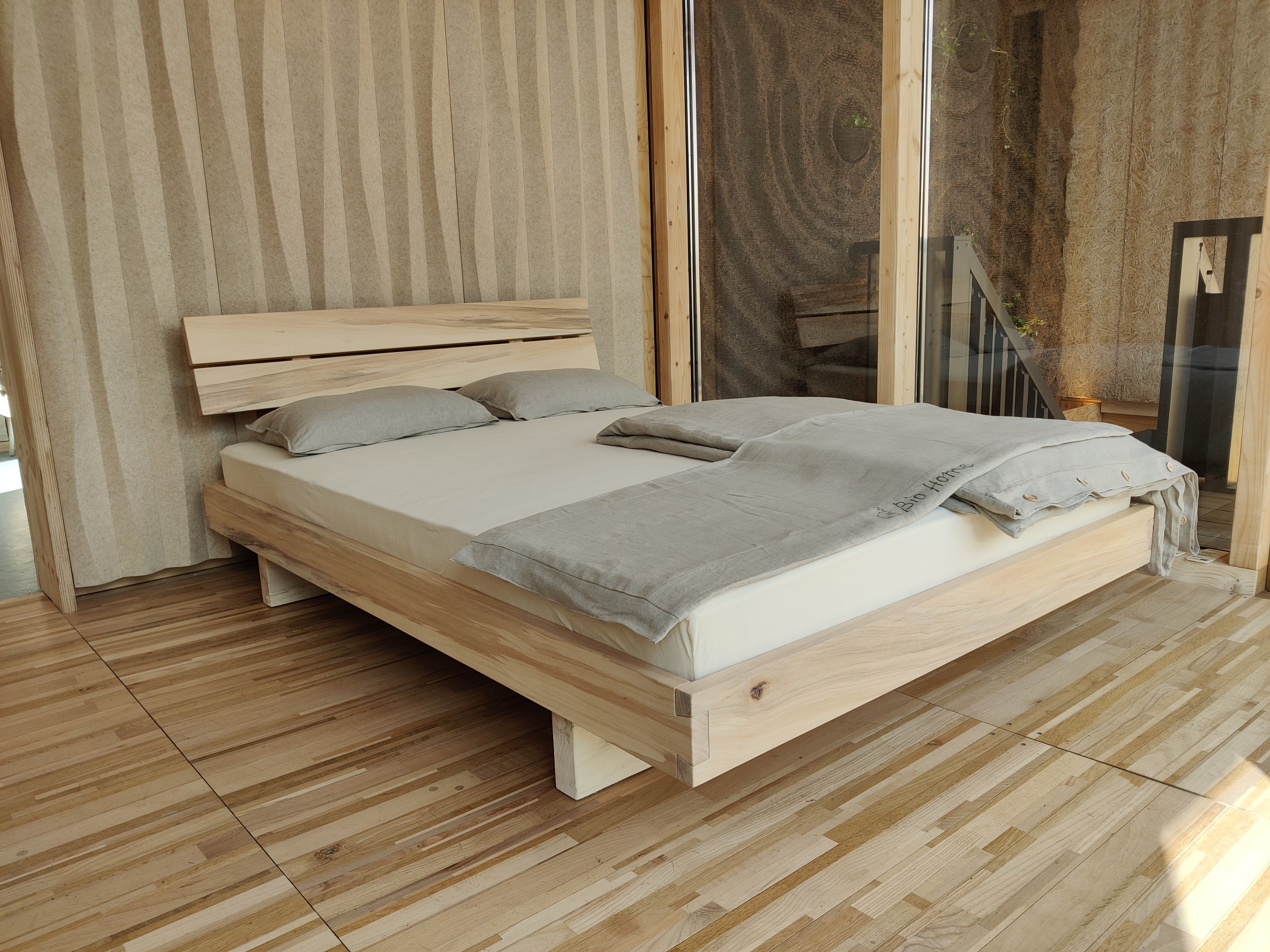 Bed in populier, met lattenbodem, matras, dekbed en bedtextiel - 140x200 cm - toonzaalmodel